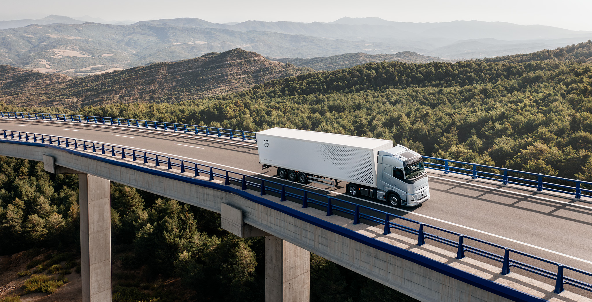 Camion che transita su un ponte in uno splendido paesaggio