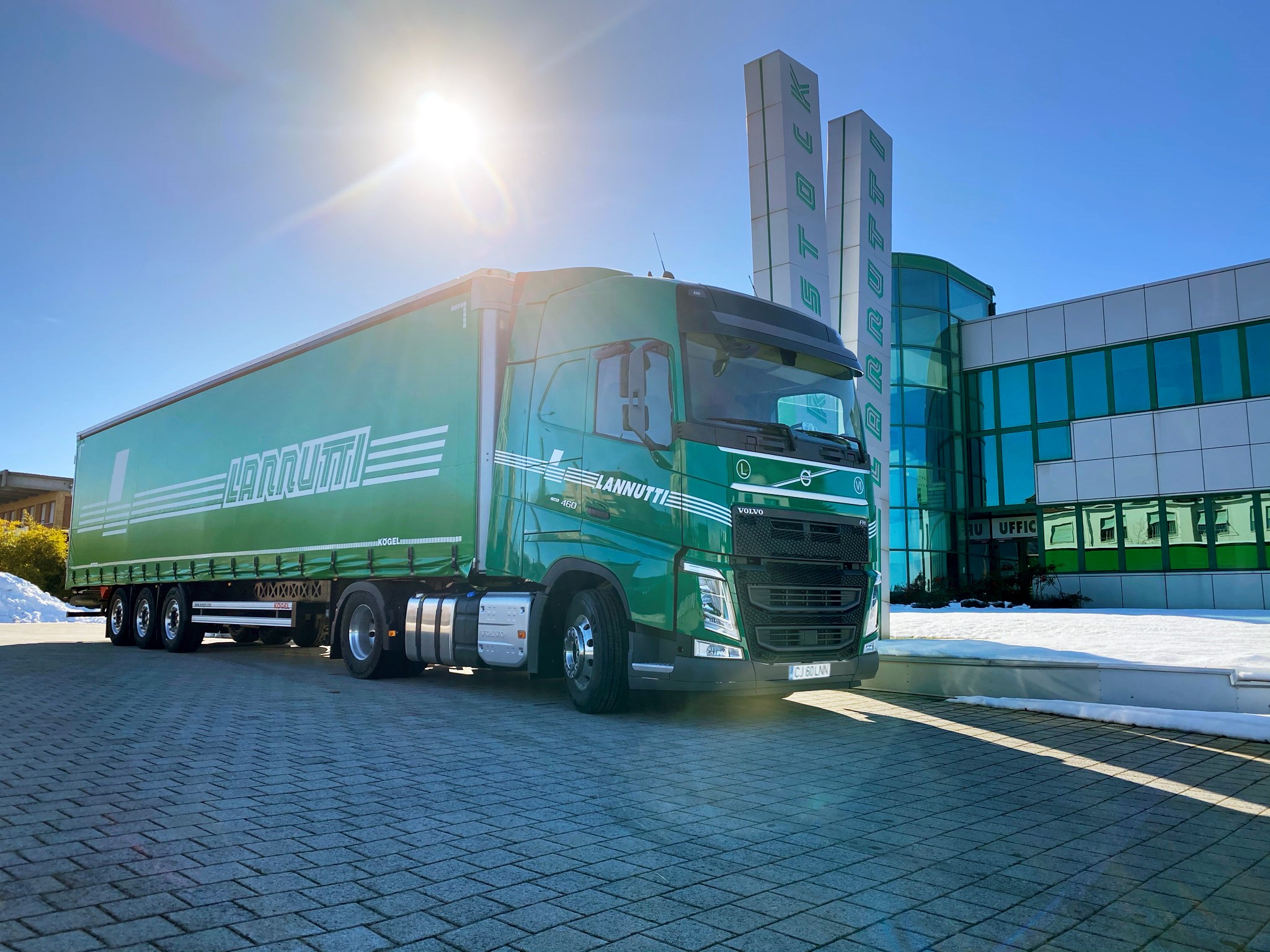 Accordo prestigioso: azienda italiana acquista 1000 camion Volvo con la più recente tecnologia di risparmio di carburante