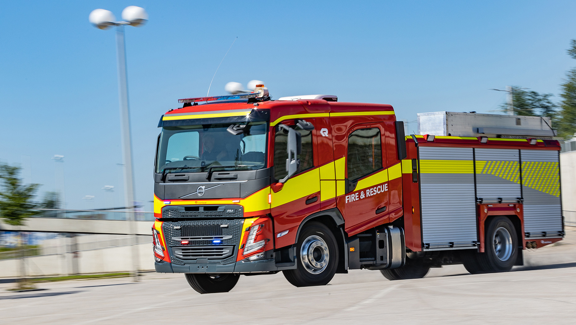 La cabina doppia di Volvo Trucks è stata creata per il mercato internazionale in collaborazione con aziende come Rosenbauer, uno dei migliori allestitori a livello mondiale per i veicoli di soccorso. Questo è un prototipo del Volvo FM allestito da Rosenbauer per i pompieri Australiani.
