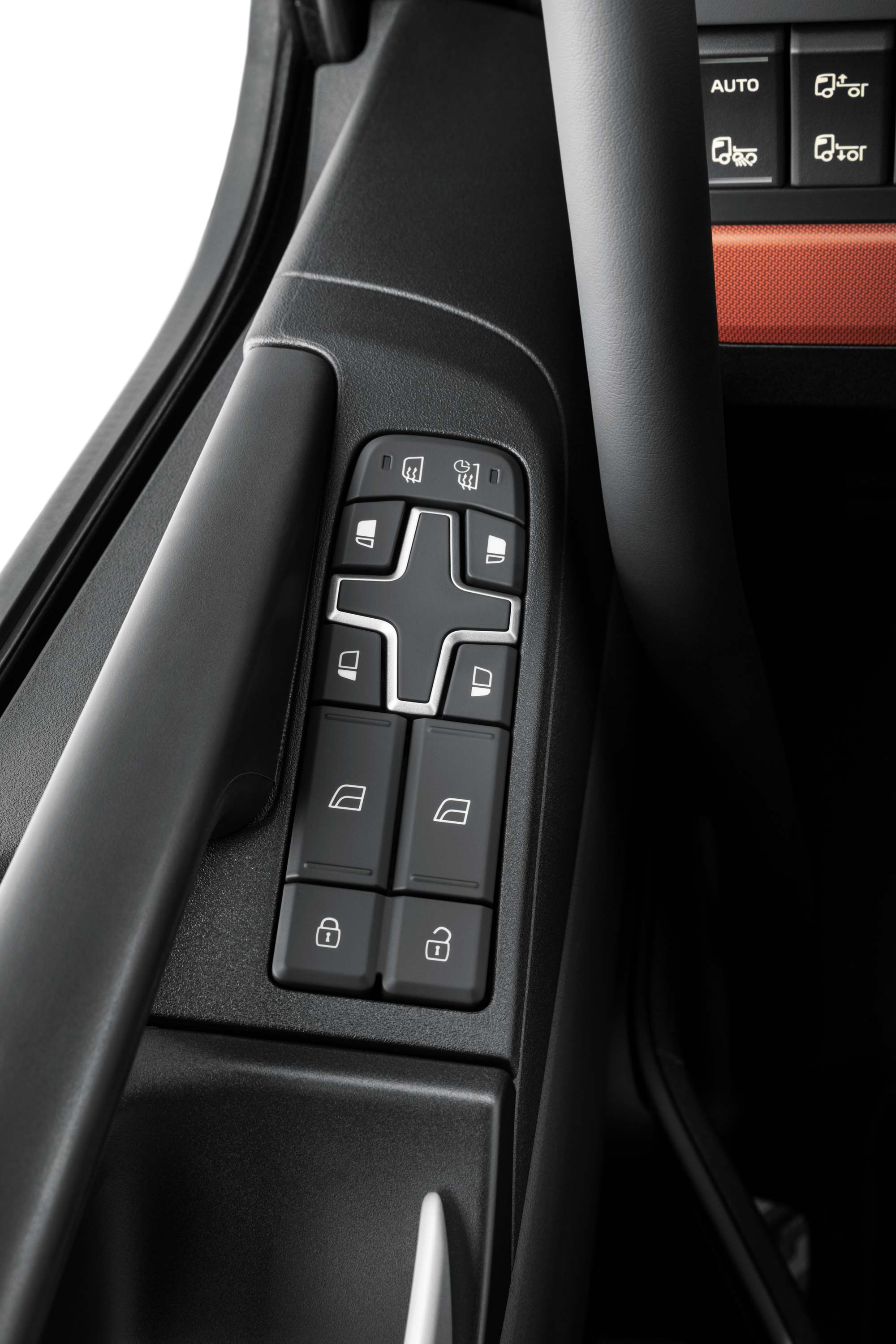 Comandi integrati negli interni del Volvo FH16 per facilitare l'accesso.