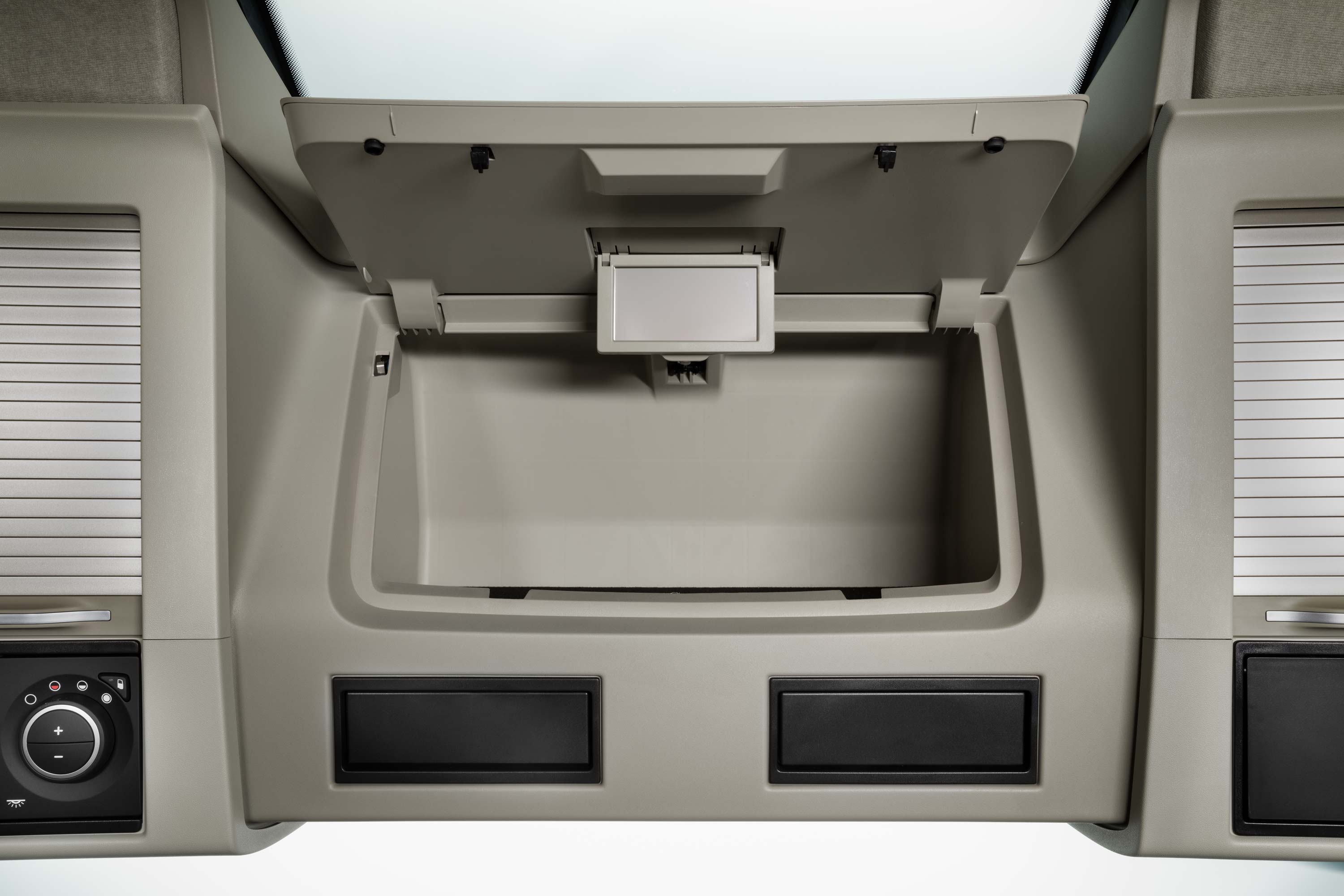 Un'abbondanza di pratico spazio per gli oggetti nella cabina del Volvo FH16.
