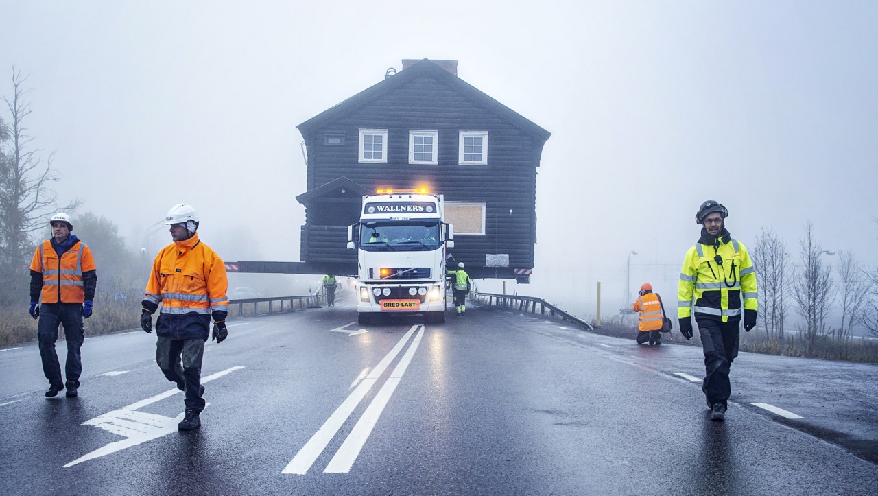 Vista frontale del Volvo FH che trasporta il museo di Kiruna circondato dalla nebbia