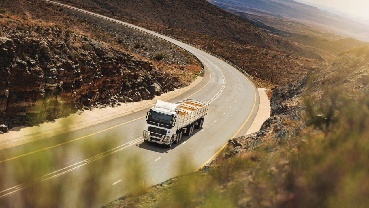 Un Volvo FH attraversa un paesaggio secco del Sudafrica