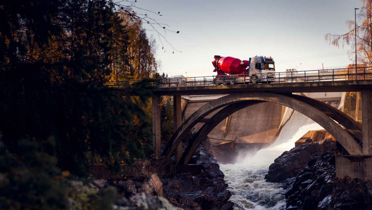 Volvo FMX su un ponte sopra un fiume