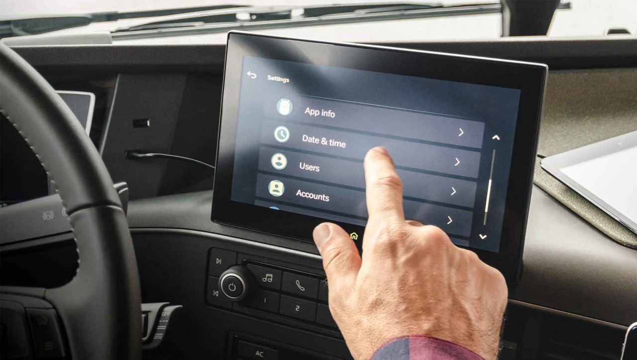 Conducente seduto nella cabina con il nuovo display laterale touch-screen